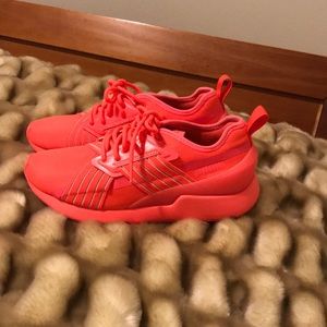 Puma sneakers Sz6 like new